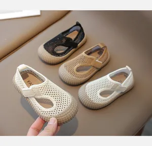 Détails des sandales en maille pour enfants avec embout en caoutchouc et fermeture velcro