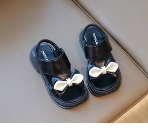 Detailansicht der Mädchen Sandalen mit weißer Schleife und elastischem Fersenband