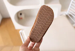 Détail de la semelle antidérapante marron avec texture ondulée et pointure 26
