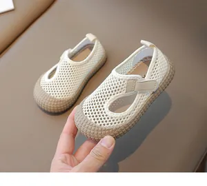 Détail de sandale enfant en maille respirante avec scratch et semelle en caoutchouc