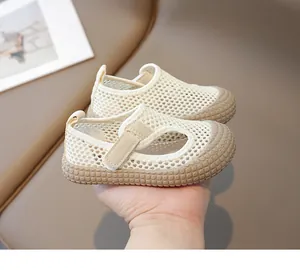 Détail de sandales enfant en maille crème avec semelles en caoutchouc et bandes auto-agrippantes