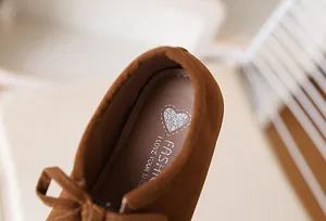 Détail de l'intérieur d'une chaussure fille en daim marron avec doublure et cœur imprimé