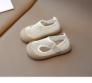 Détail de chaussures en maille pour enfants avec embout de protection et semelle gomme