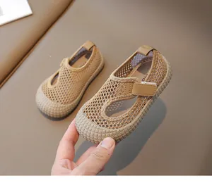 Détail de sandale enfant en maille kaki avec embout en caoutchouc et fermeture velcro