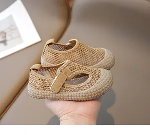 Détail du tissu en maille respirant et de la pointe anti-collision des sandales pour enfants