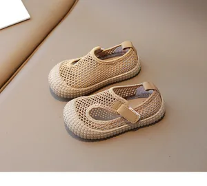 Détail de sandales en mesh kaki avec bande velcro et embout de protection orteil