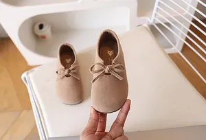 Détail de ballerines en daim kaki pour fille avec nœud et semelle intérieure souple