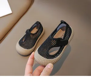 Détail de sandales en maille pour enfants avec tige respirante et semelle gomme