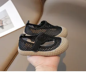 Détail de sandale enfant en mesh noir respirant avec protection d'orteils et bride velcro