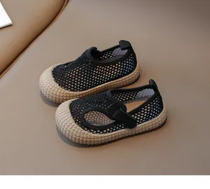 Détail du tissu en maille noire et de la semelle en caoutchouc antidérapante pour enfant