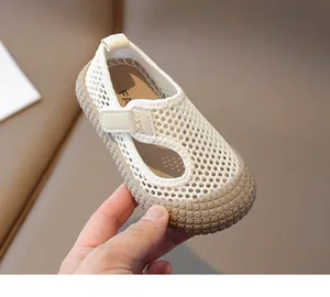 Détail de baskets en mesh pour enfants avec bout antidérapant et fermeture velcro
