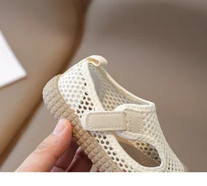 Détail du tissu en maille respirant et semelle antidérapante en caoutchouc pour bébés