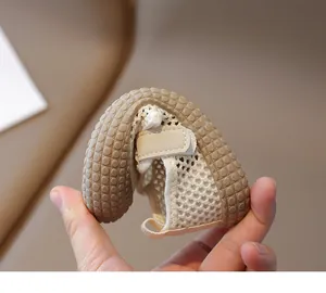 Sandale en maille pour enfant montrant une semelle en caoutchouc souple et respirante