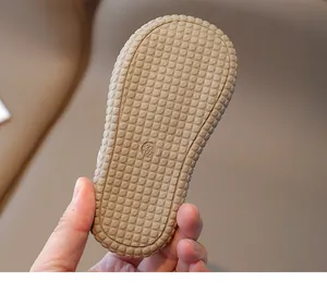 Vue détaillée de la semelle antidérapante en caoutchouc pour chaussures enfants