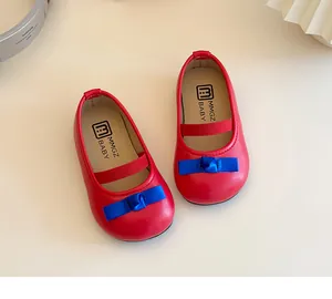 Detaillierte Draufsicht auf rote Mary Jane Kleinkindschuhe mit blauer Satinschleife und Leder