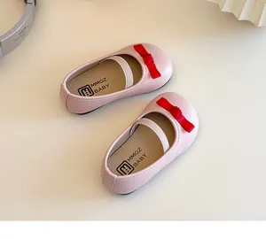 Nahaufnahme rosa Mary Jane Halbschuhe für Mädchen mit roter Schleife und Gummiband