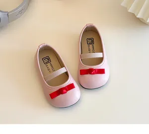 Detailansicht der rosa Mädchen-Prinzessin-Schuhe mit roter Schleife und Gummiband
