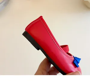 Detailansicht rote Mädchen Mary Jane Schuhe mit blauer Schleife und Gummisohle