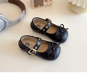 Detailansicht schwarzer Mary Jane Schuhe mit Schleife und verstellbarem Metallgurt
