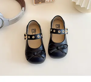 Draufsicht auf schwarze Mädchen Mary Jane Schuhe mit Schleifen und Schnallenriemen