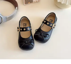 Details von schwarzen Mary Jane Schuhen für Mädchen mit Schleife und Metallschnalle