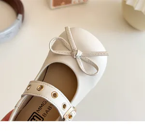 Detailansicht beige Mädchen Mary Jane Schuhe mit Schleifendekor und Lederstruktur
