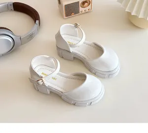 Nahaufnahme weiße Mädchen Mary Jane Schuhe mit Plateausohle und glänzendem Obermaterial