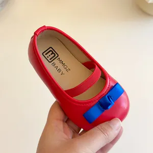 Rote Baby Mädchen Mary Janes mit blauer Schleife und elastischem Riemen für Kleinkinder