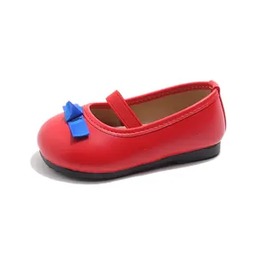 Rote Mädchen Mary Jane Schuhe mit blauer Schleife und Gummiband auf weißem Hintergrund