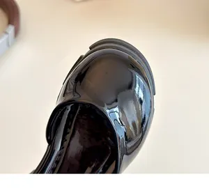 Detailansicht der schwarzen Lacklederschuhe für Mädchen mit glänzendem Finish und dicker Sohle