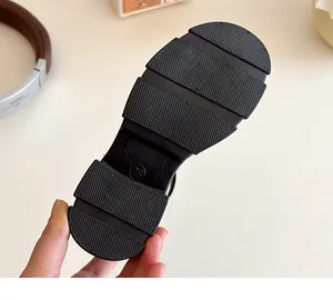 Detailansicht der rutschfesten Gummisohle mit Profil und Größe 28 bei Kinderschuhen