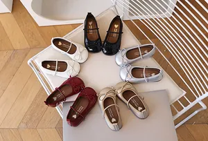 Varios colores de zapatos Mary Jane para niñas con lazo en una disposición circular