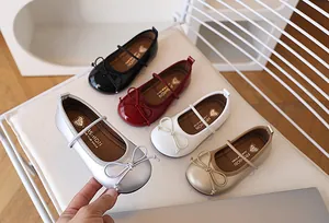 Detalle de zapatos Mary Jane para niña con lazo decorativo en varios acabados de charol