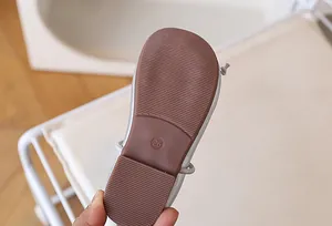Detalle de la suela de goma antideslizante marrón de zapato para niña talla 26