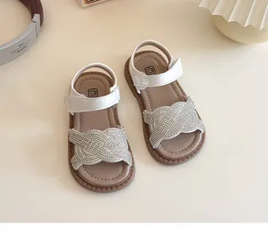 Vista detallada de las sandalias blancas para niñas con pedrería y velcro