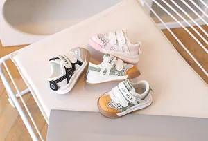 Détail du tissu en maille respirante et de la fermeture velcro des chaussures bébé