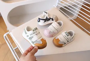 Détails de la tige en maille respirante et de l'embout de protection des baskets bébé