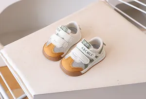 Détails des baskets en maille pour bébé avec tissu blanc respirant et velcro ajustable