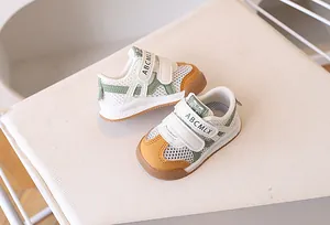 Détail de chaussures de marche pour bébé en mesh avec double scratch et motif animal