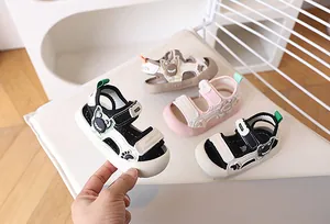 Detailoverzicht van ademende peutersandalen met rubberen neus en schattige patronen