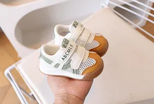 Détail de baskets bébé avec mesh respirant, double velcro et semelle caoutchouc antidérapante