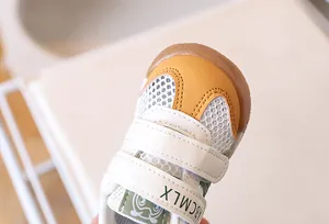 Détail de chaussures de marche pour bébé en maille avec double fermeture velcro