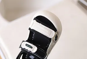 Detail van peutersandalen met klittenbandsluiting en beschermend ontwerp met dichte neus