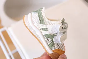 Détail de chaussure en maille pour bébé avec bandes velcro et semelle antidérapante