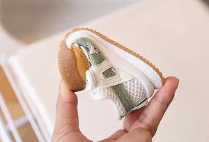 Vue détaillée montrant la grande flexibilité et le mesh respirant de la chaussure bébé