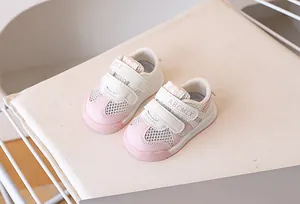 Détail de baskets en mesh rose pour bébé avec tissu respirant et doubles velcros