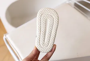 Detail van baby sandaalzool met antislip golftextuur en maataanduidingen 18 en 140