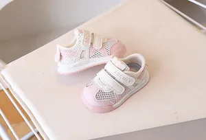Détail de baskets pour bébés rose et blanc avec maille respirante et double velcro