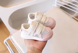 Détail de baskets en mesh pour tout-petits avec tissu respirant et doubles scratchs