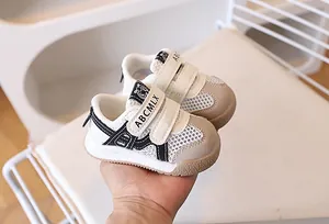 Détails de chaussures bébé en maille respirante avec double velcro et semelles antidérapantes